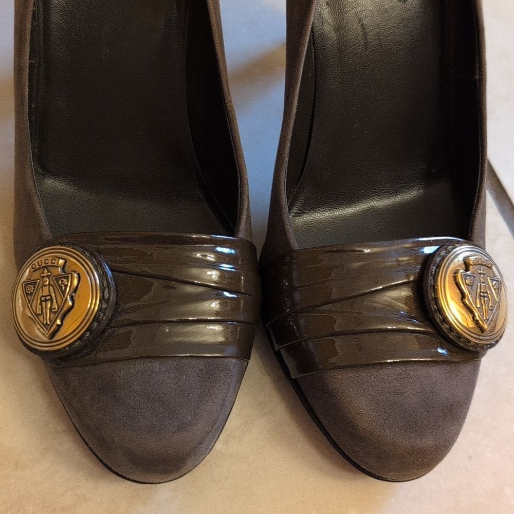 Gucci Brown Suede Heels With Pleated Patent Leather Logo Buckle Pumps Size 5 - Picture 4 of 14